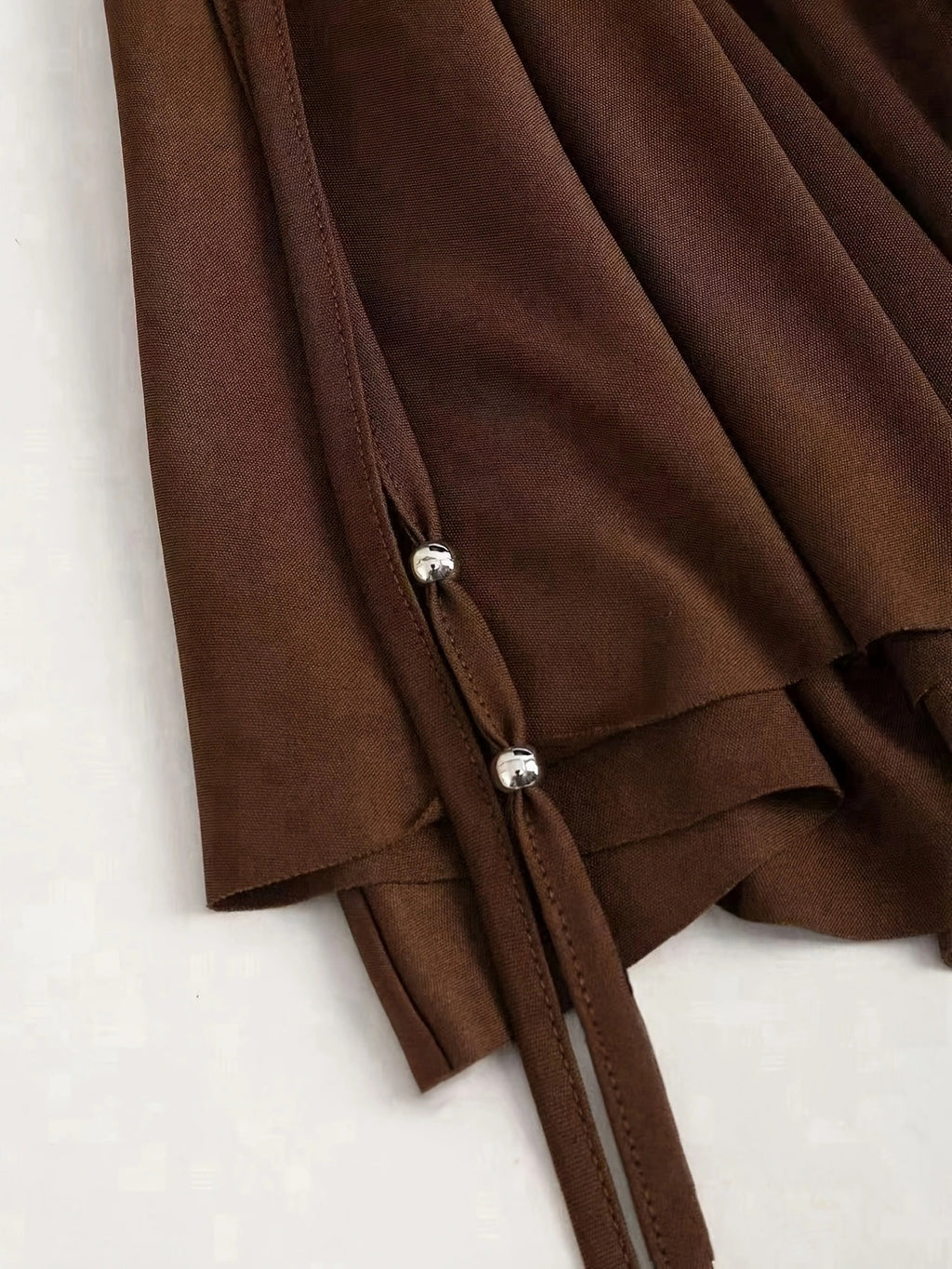 Bohem etek – Asimetrik bağcık detaylı akışkan mini tasarım | Doğal boho stilin enerjisini keşfet 🌿✨ Hemen incele!