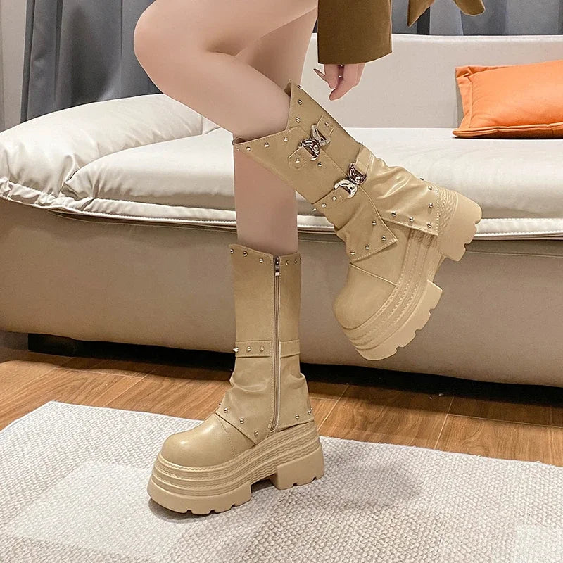 Kalın Tabanlı Tokalı Platform Çizme – Kelebek Tokalı ve Zımbalı Street Style Bot