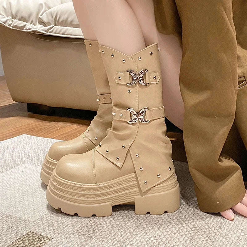Kalın Tabanlı Tokalı Platform Çizme – Kelebek Tokalı ve Zımbalı Street Style Bot