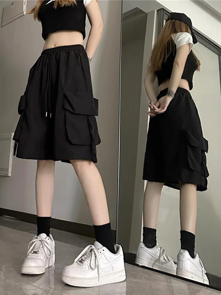 Geniş Paçalı Kargo Şort – Cepli Streetwear Tarz