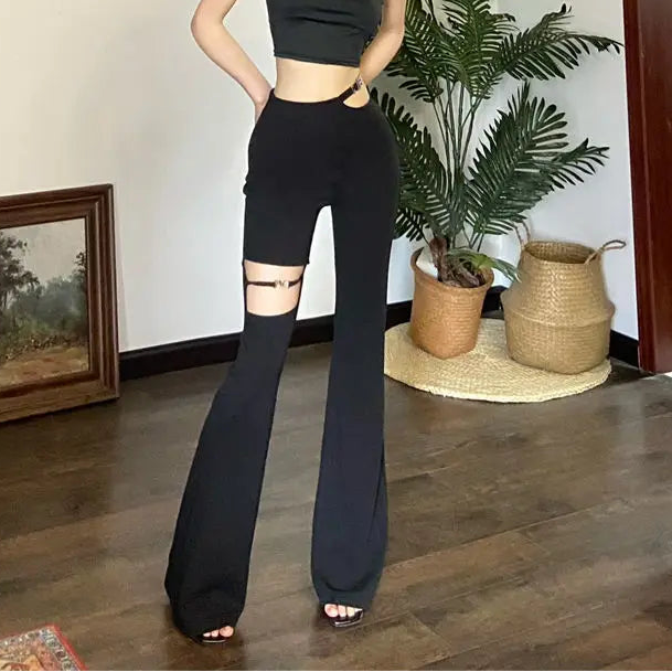 Siyah Yüksek Bel Kesik Detaylı Bol Paça Pantolon – Metal Tokalı Tasarım