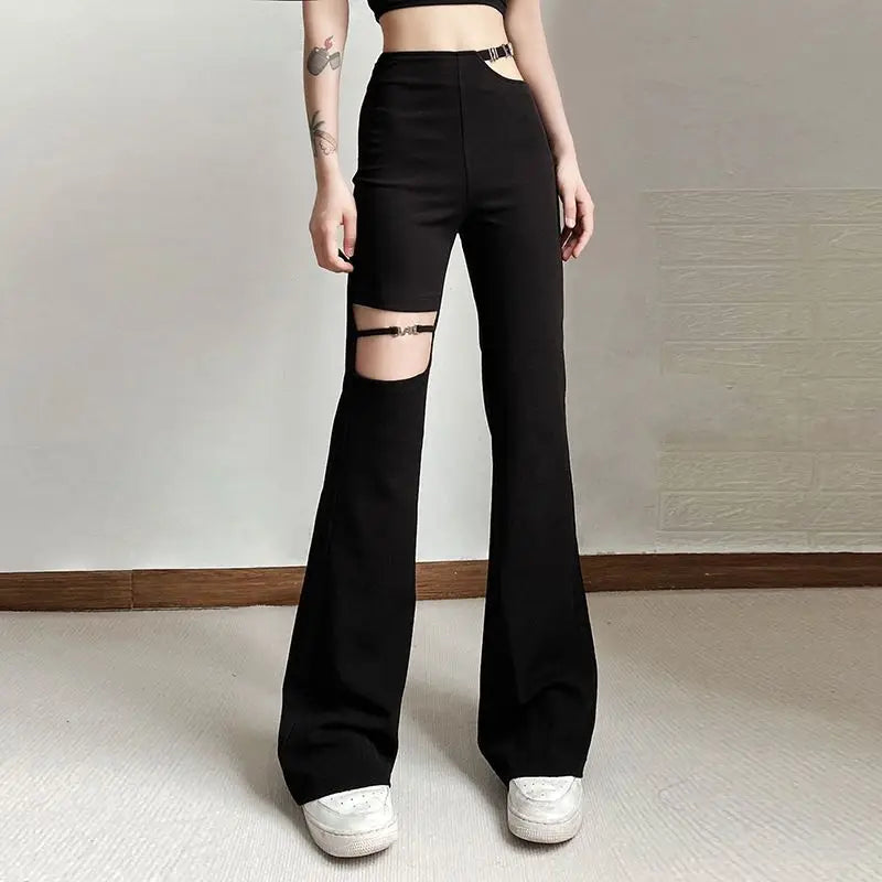 Siyah Yüksek Bel Kesik Detaylı Bol Paça Pantolon – Metal Tokalı Tasarım