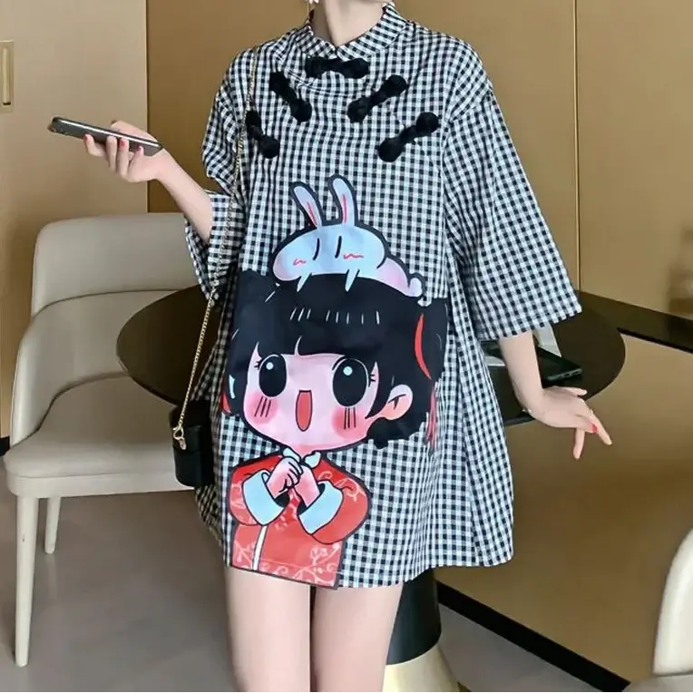 Kareli Oversize Tunik Elbise – Sevimli Karakter Baskılı Günlük Stil, rahat ve şık yazlık elbise.