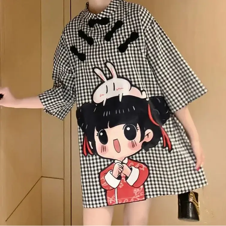 Kareli Oversize Tunik Elbise – Sevimli Karakter Baskılı Günlük Stil, günlük kullanım için rahat ve şık bir seçenek.